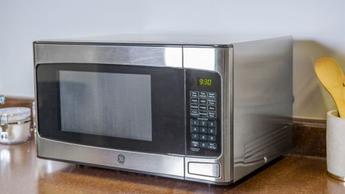 Vista frontal del microondas de acero inoxidable GE JES1145SHSS