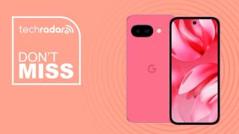 Smartphone Google Pixel 9a sobre un fondo durazno con la leyenda 'no te lo pierdas'