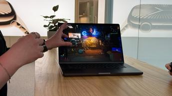 Cyberpunk 2077 kører på en 16-tommer MacBook Pro-bærbar