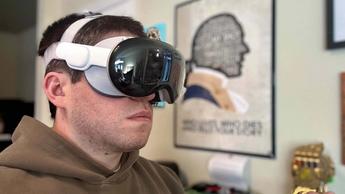 Person som bär Apple Vision Pro-headset