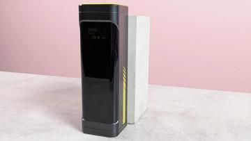 AOHI Future Starship powerbank lænet op ad en sokkel på et skrivebord med lyserød baggrund