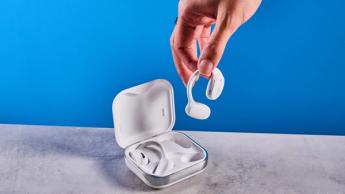 Tozo OpenEgo Open-Ear Wireless-Ohrhörer vor blauem Hintergrund