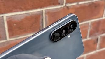 Smartphone Samsung Galaxy A56 mostrando el perfil lateral y la isla de botones desde la parte trasera