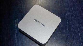 Minisforum Elitemini AI370 kompakt mini-PC på ett skrivbord