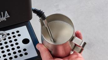 Montare il latte con la macchina per espresso Gaggia Classic Evo Pro