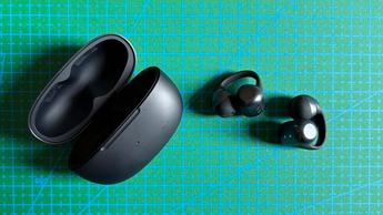 Eine Nahaufnahme der kabellosen Shokz OpenDots One Ohrhörer