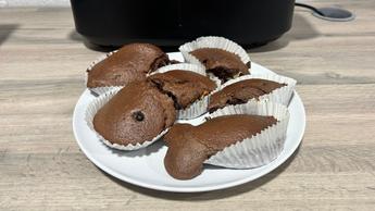 Muffins recém-assados na fritadeira elétrica Philips FlexDrawer Série 1000