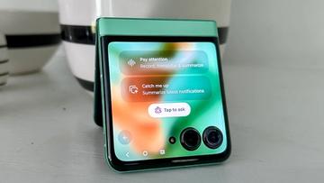 Celular dobrável Motorola Razr exibido em modo tenda