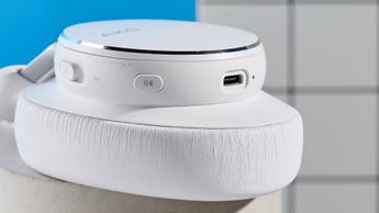 Die AKG N9 Hybrid-Kopfhörer vor einem lebendigen blauen Hintergrund