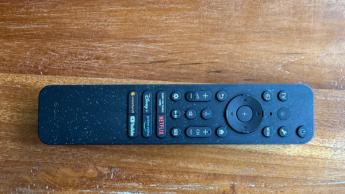 Пульт дистанционного управления телевизором Sony Bravia 7 с экраном 55 дюймов на деревянном столе