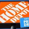 O logotipo da Home Depot sob um céu azul claro
