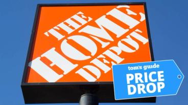 El logotipo de The Home Depot se muestra sobre un cielo azul despejado