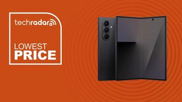 Smartphone Samsung Galaxy Z Fold 7 exibido sobre um fundo laranja com as palavras menor preço