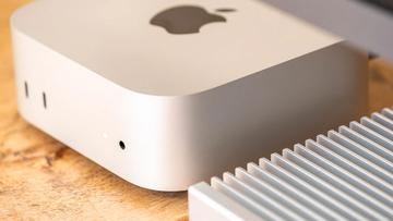 OWC Express 1M2 SSD-kabinet ved siden af en Apple Mac mini M4 på et bord