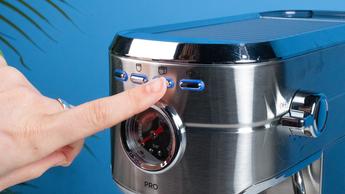 Máquina de espresso Casabrews 5418 Pro em aço inox, com manômetro, três botões de controle e vaporizador à direita.