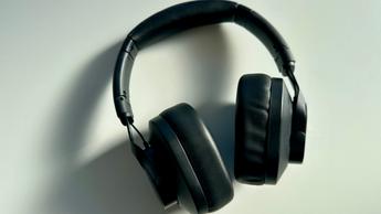 Austrian Audio Hi-X20 kablede over-ear hovedtelefoner vist på hvid baggrund
