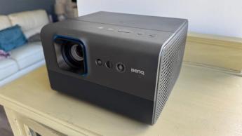 Домашний кинотеатр BenQ GP520 на деревянном столе, на фоне белого дивана
