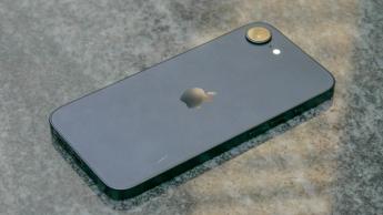 Smartphone iPhone 16e colocado sobre um banco de mármore