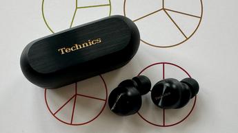 Technics EAH-AZ100 trådløse in-ear hovedtelefoner på en hvid baggrund