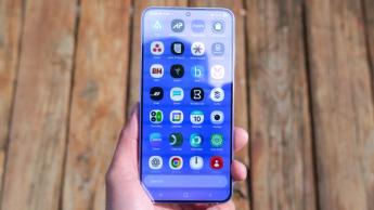 Smartphone Samsung Galaxy S25 Plus sostenido en la mano de una persona