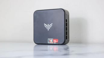 Kamrui E3B mini-PC står vertikalt på ett skrivbord