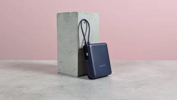 Xiaomi 33W 10.000mAh powerbank stående på en sokkel på et skrivebord med lyserød baggrund