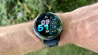 고급 피트니스 추적 기능이 탑재된 가민 포러너 970 GPS 러닝 워치