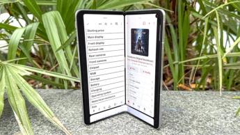 Smartphone Oppo Find N5 parcialmente dobrado, exibindo a visualização Boundless View com os aplicativos Google Docs, Apple Music e Chrome abertos