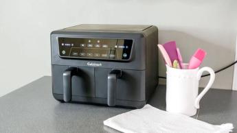 Uma fritadeira elétrica Cuisinart sobre uma bancada de cozinha