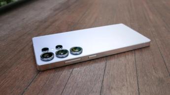 Un smartphone Samsung Galaxy S25 Ultra apoyado boca abajo sobre una mesa