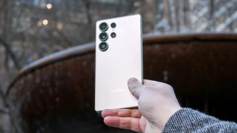 Vista trasera de un Samsung Galaxy S25 Ultra sostenido en la mano