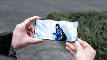 Transmitiendo la película de Superman en un smartphone Samsung Galaxy S25 Ultra