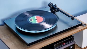 Der Rega Planar 3 RS Plattenspieler auf einem modernen TV-Lowboard
