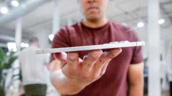 Samsung Galaxy S25 Edge mostrando su diseño delgado en la mano