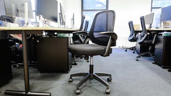 Silla de oficina Hbada en un escritorio moderno