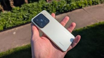 Foto em close do smartphone Xiaomi 15 mostrando detalhes do design e da tela