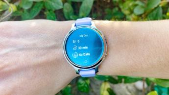 El smartwatch Garmin Lily 2 Active en color lila, llevado en la muñeca de una mujer