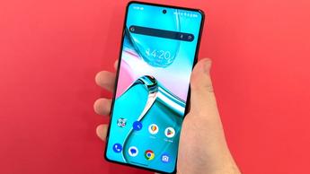 Primer plano de la pantalla del smartphone Asus Zenfone 12 Ultra