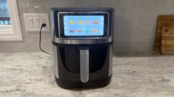 Freidora de aire Kalorik Vivid Touch de 7 cuartos con pantalla táctil sobre una encimera de cocina