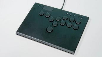 デスクの上に置かれたRazer Kitsuneオールボタン型ゲーミングコントローラー
