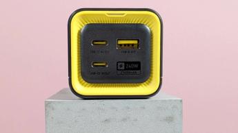 Nærbillede af AOHI Future Starship powerbank-porte på en udstillingssøjle med lyserød baggrund