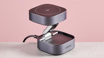 UGreen 2-i-1 oplader foldet ud for at vise opladningsporte