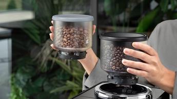 Dois recipientes para grãos de café da cafeteira De'Longhi Rivelia lado a lado