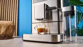 Cafeteira automática KitchenAid KF8 de aço inoxidável com moedor integrado, vaporizador de leite, máquina de espresso e controles por tela sensível ao toque