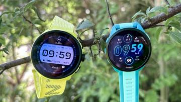 Suunto Run og Garmin Forerunner 165 smartwatches side om side