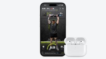 Fones de ouvido sem fio Apple AirPods Pro 2 ao lado de um smartphone sobre fundo branco