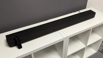 Саундбар Sony Bravia Theatre Bar 8 на белом шкафу с пультом, прислоненным к нему