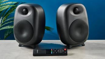 Schwarze, eiförmige Lautsprecher mit Mesh-Gehäuse und HDMI-, Bluetooth- sowie Aux-Anschluss