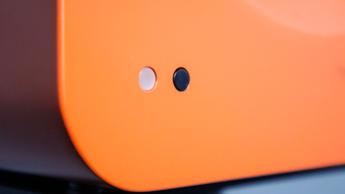 Eine leuchtend orangefarbene Kanto Ren LED-Anzeigeleuchte