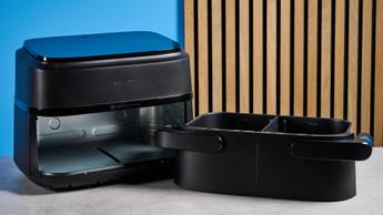 Cesto da Air Fryer Philips Série 1000 FlexDrawer em destaque sobre fundo azul